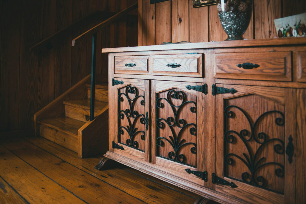 Choose dark wood tones for your vintage home decor to add a touch of warmth and well-being.