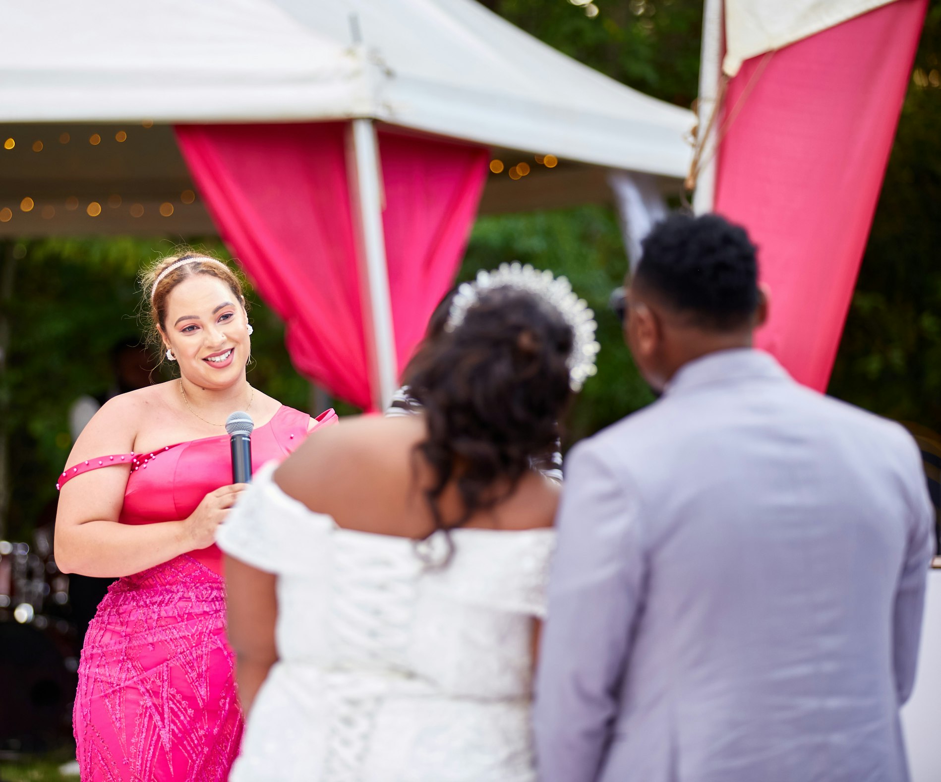 bridesmaid giving her wedding speech
