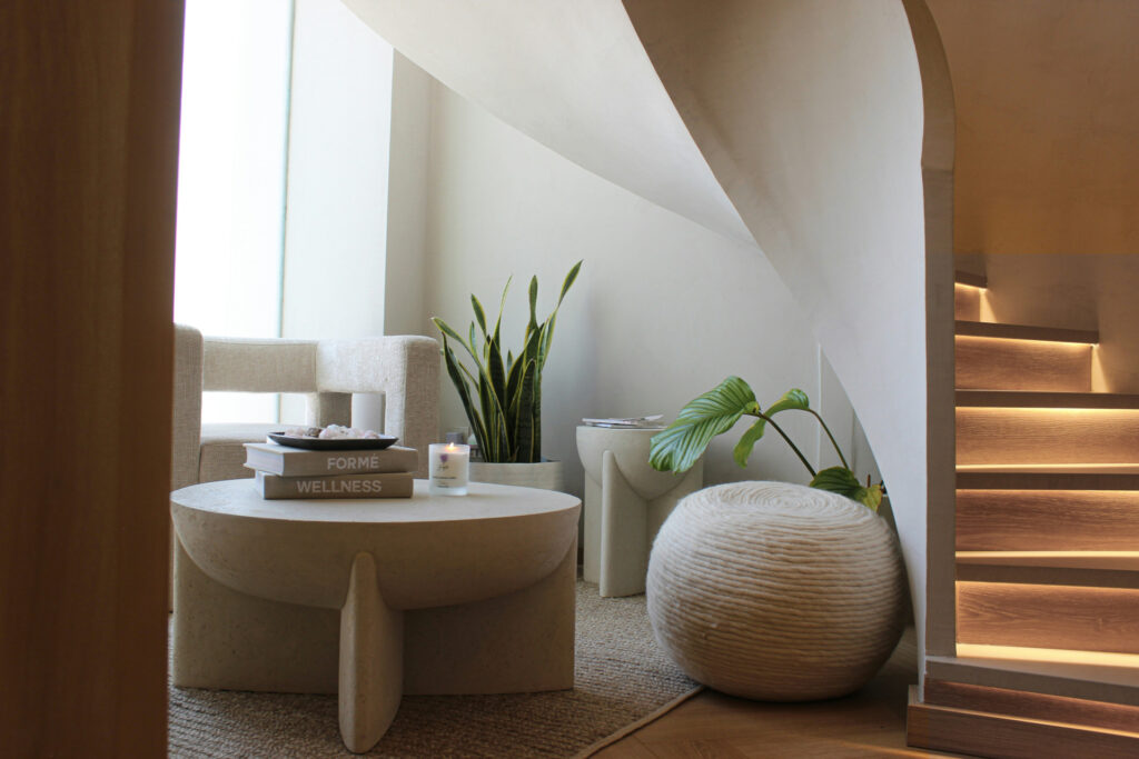 Choose furniture in organic shapes, with natural textiles.