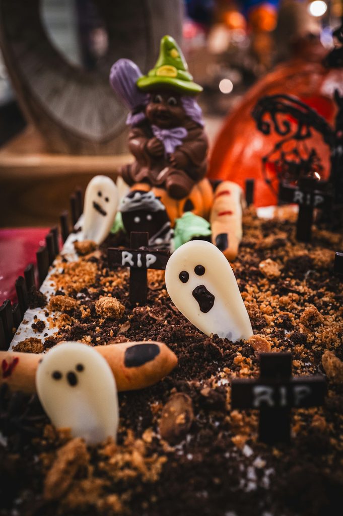 Halloween dessert cookie crumble with chocolate ghosts and tombstones
