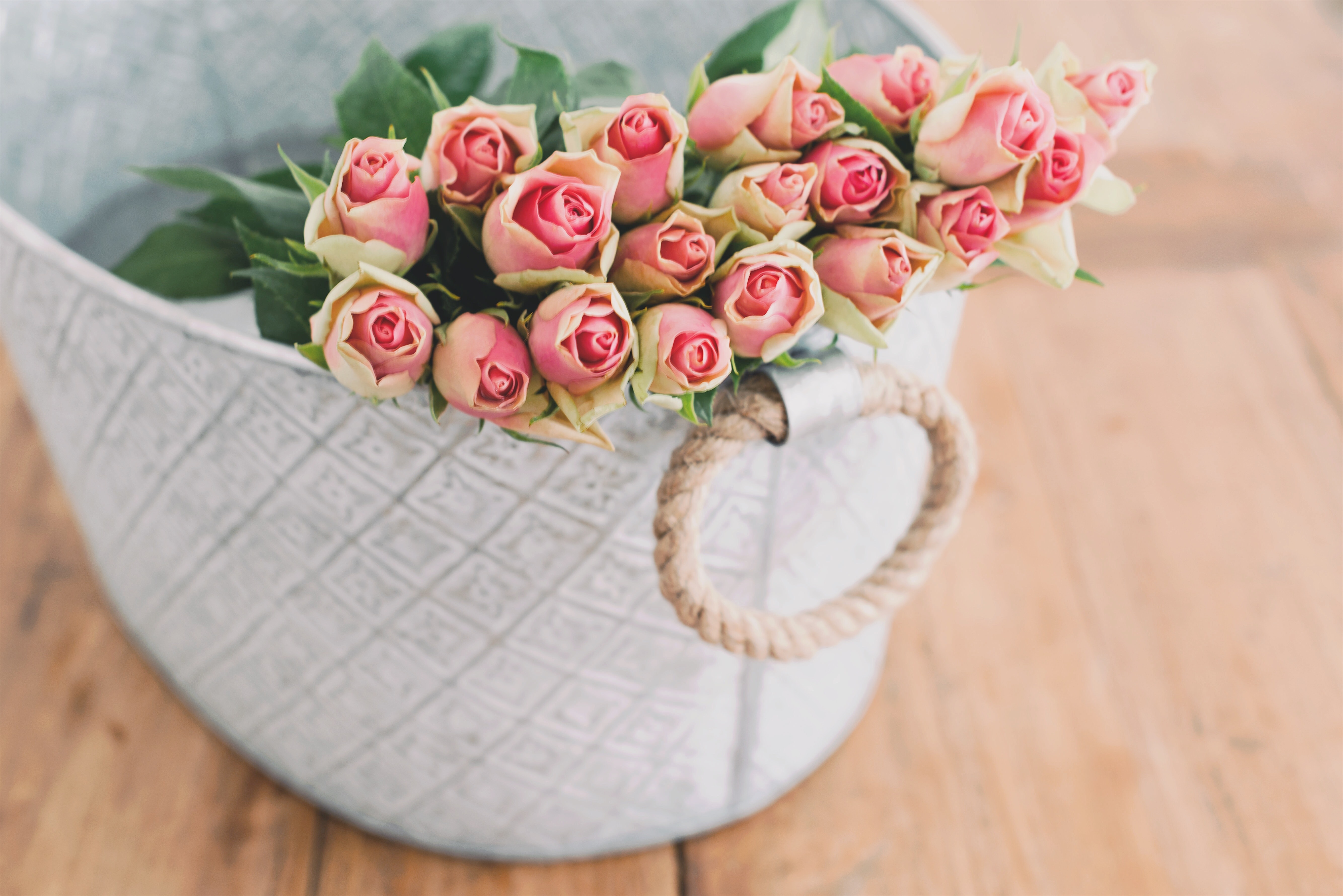 Roses are a classic choice for wedding centerpieces