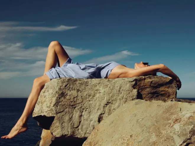 How to tan safely in the sun or with sunless tanning products.